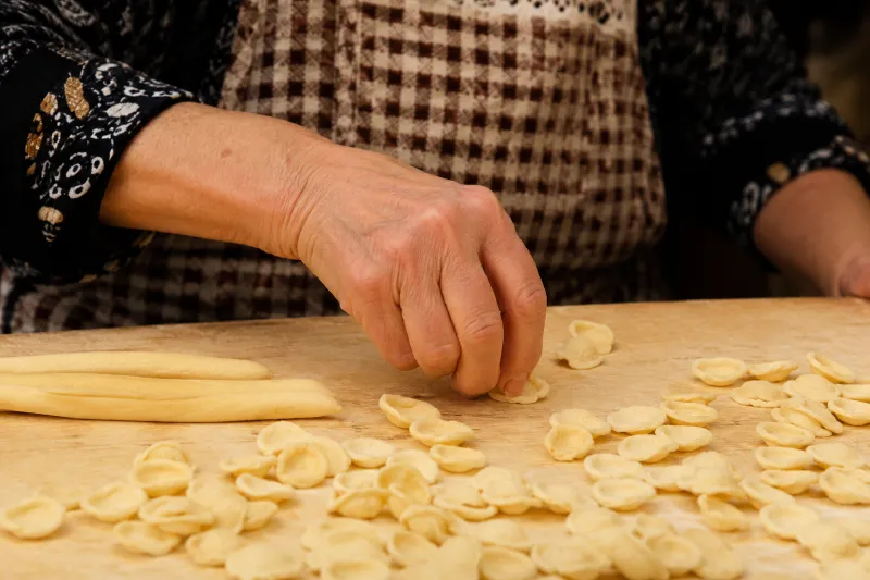 Orecchiette fatte a mano su tagliere di legno, Bari Vecchia