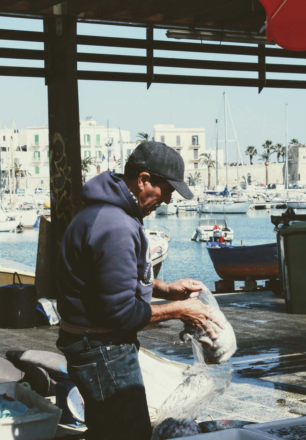 Polpo fresco servito a Bari, simbolo del rapporto tra la città, il mare e la tavola