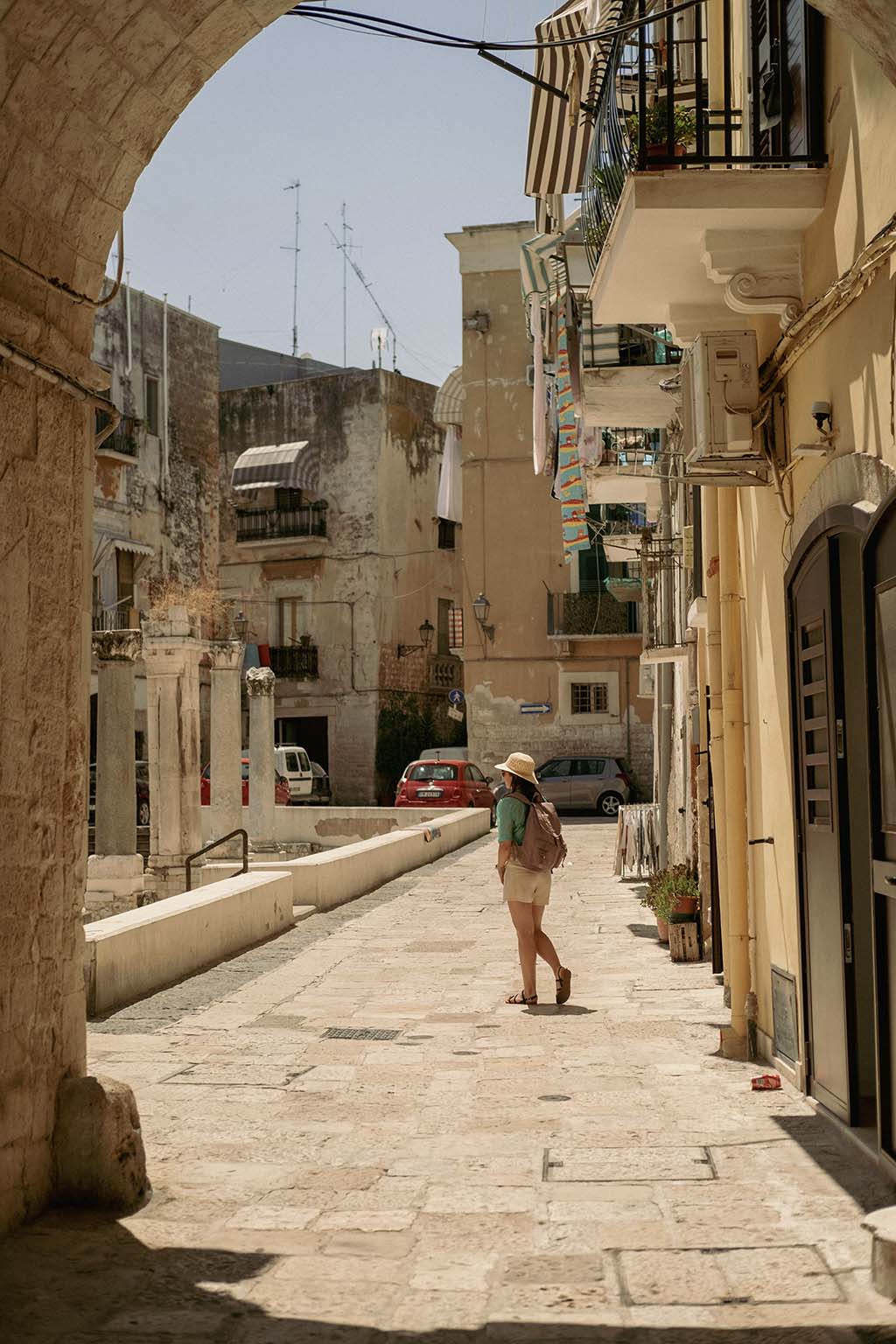 Vicolo del Borgo Antico di Bari con colonne romane antiche e palazzi storici