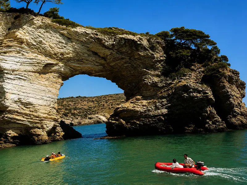 Il centro storico bianco di Vieste affacciato sul mare del Gargano