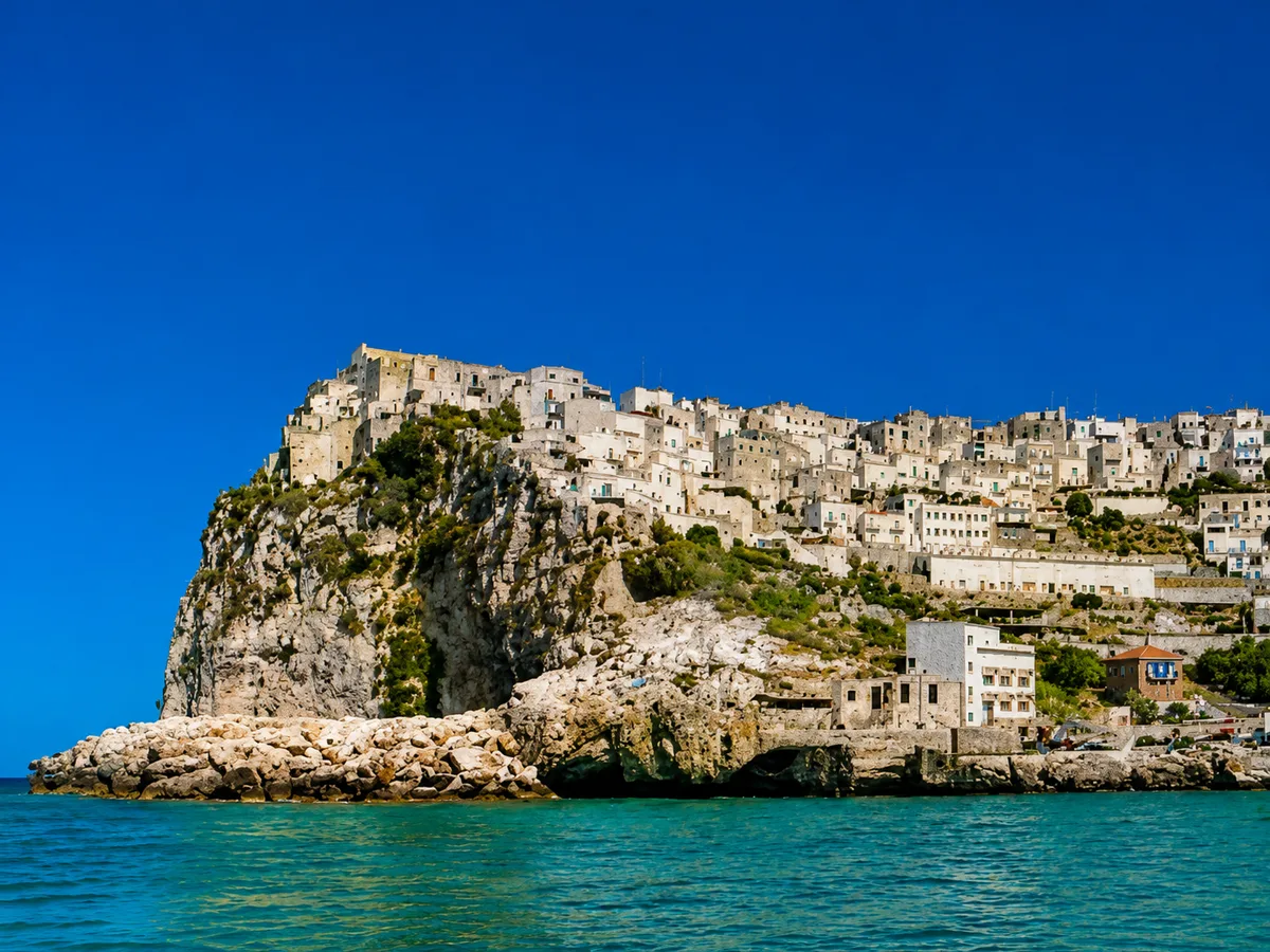 Il borgo bianco di Peschici arroccato sulla scogliera calcarea sul mare del Gargano
