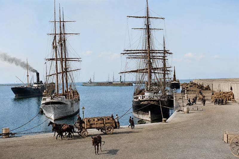 Porto storico di Bari con velieri ormeggiati e banchina sul mare