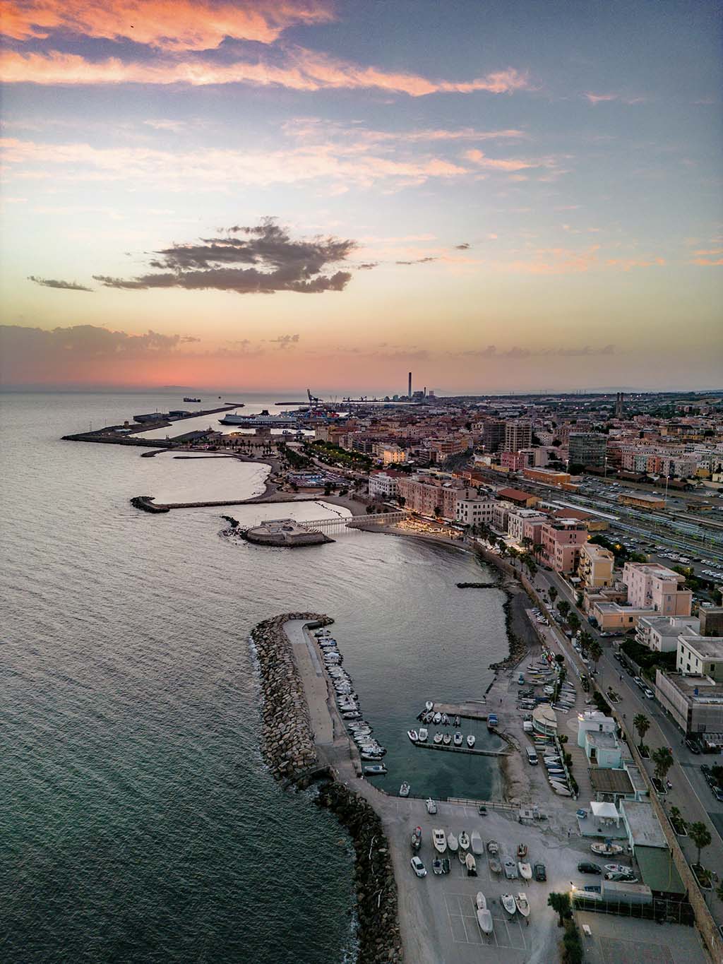 Vista aerea del porto di Bari con le banchine e il mare Adriatico