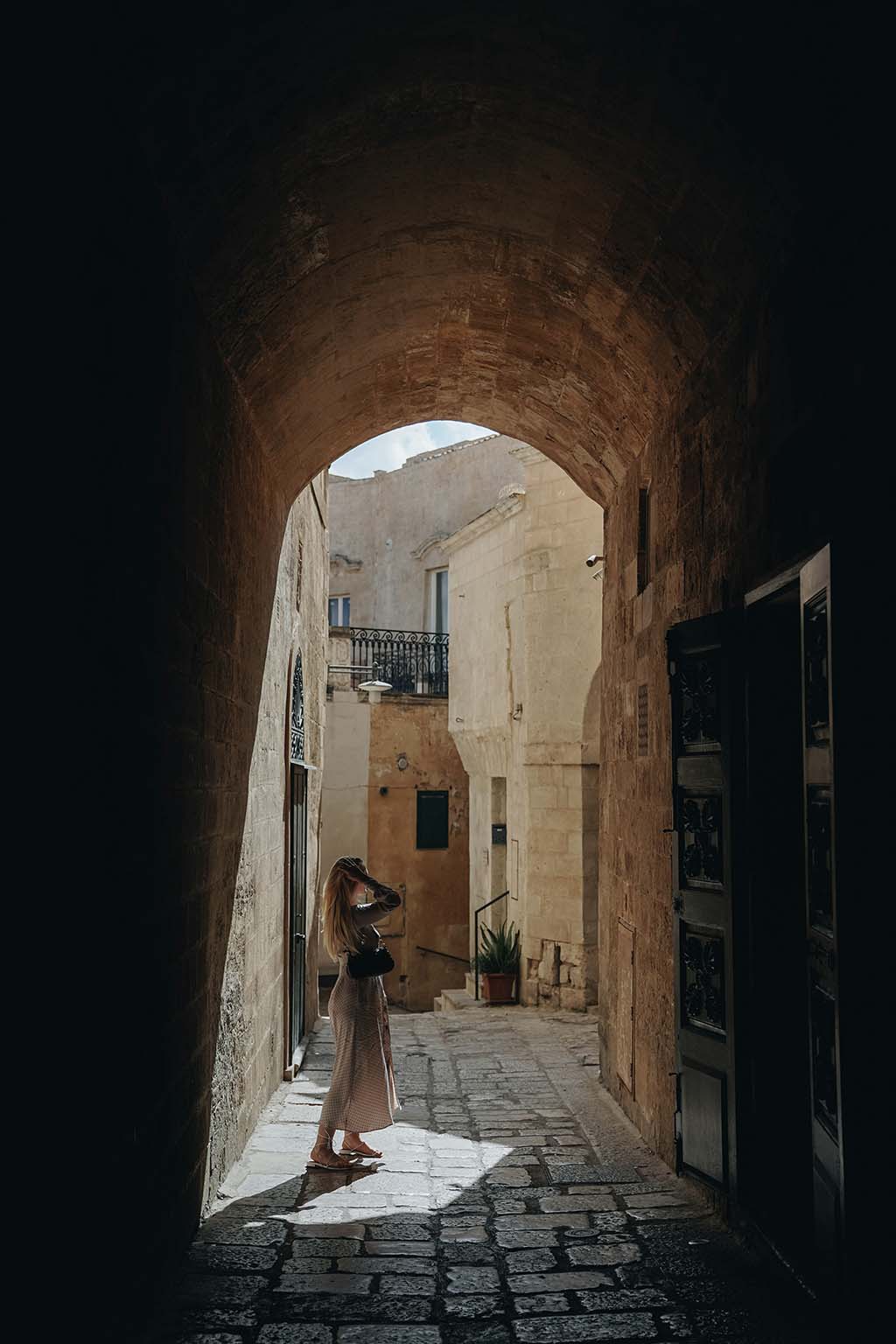 Arco in pietra calcarea in un cortile di Bari Vecchia