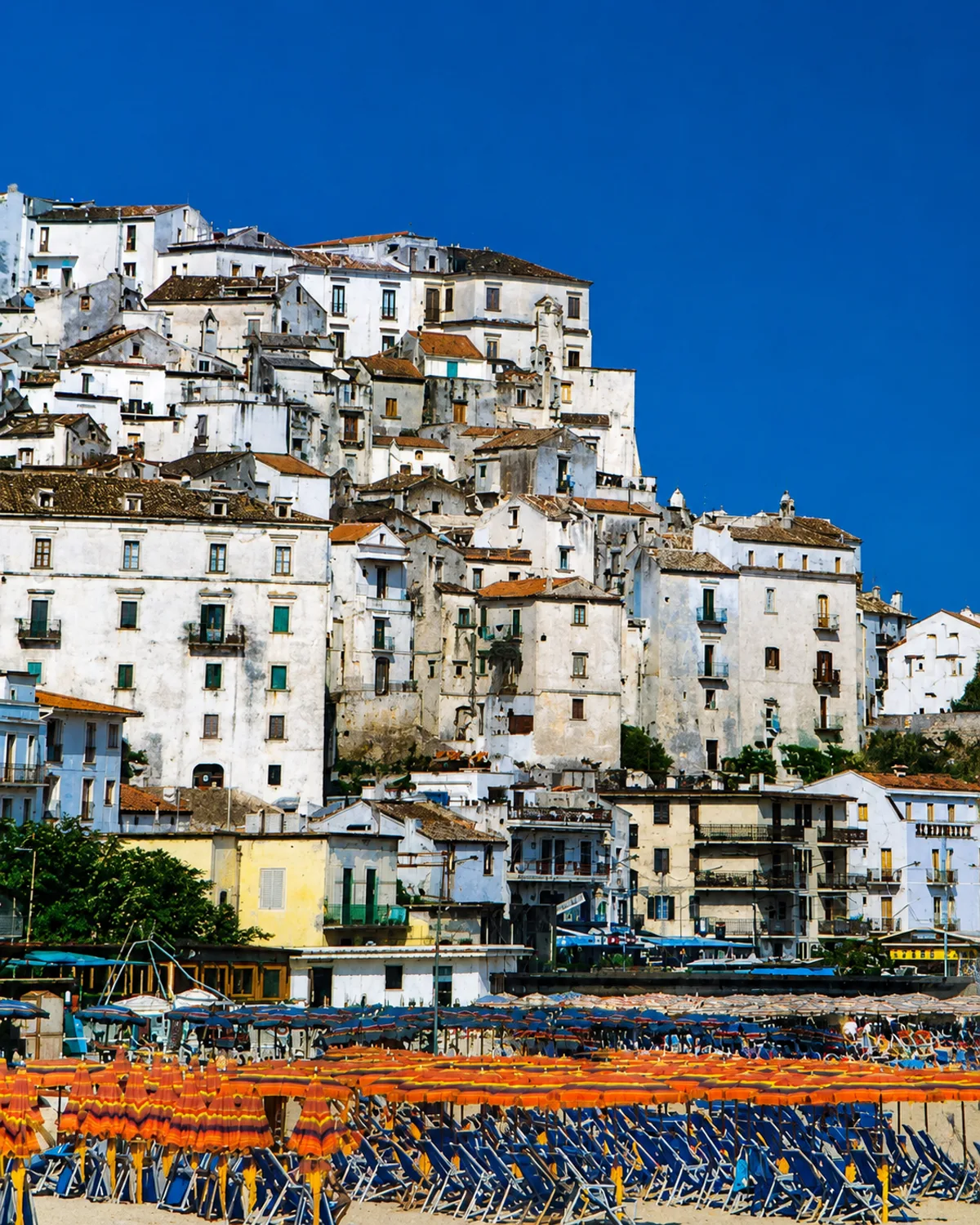 Il borgo bianco di Rodi Garganico arroccato sulla collina sopra la spiaggia