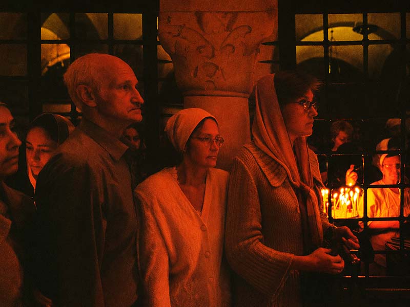 Cripta della Basilica di San Nicola a Bari, con colonne e arcate illuminate