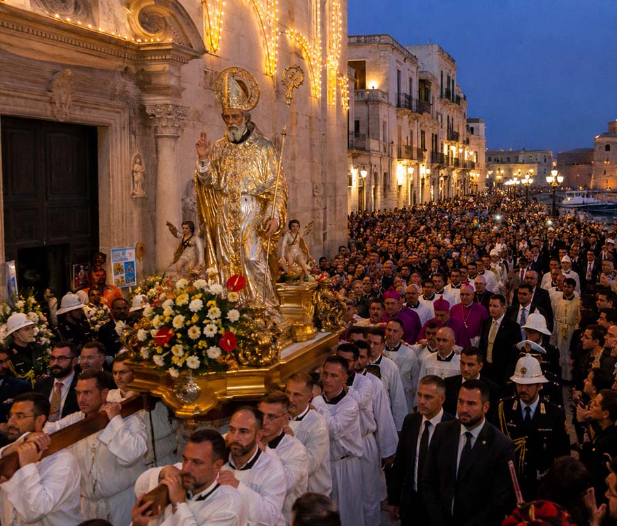 Basilica di San Nicola a Bari, facciata romanica in pietra calcarea