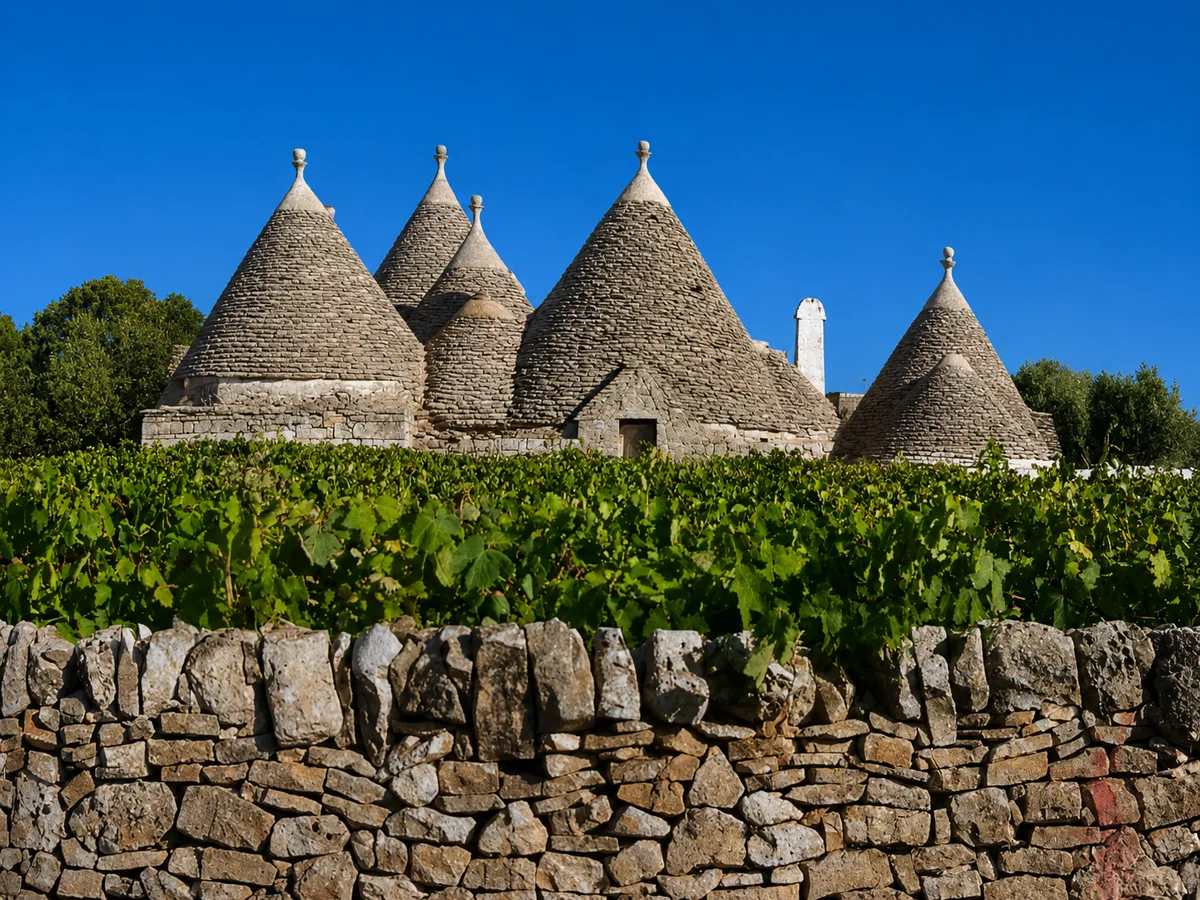 Trulli in pietra a secco col tetto a cono tra i vigneti della Valle d'Itria