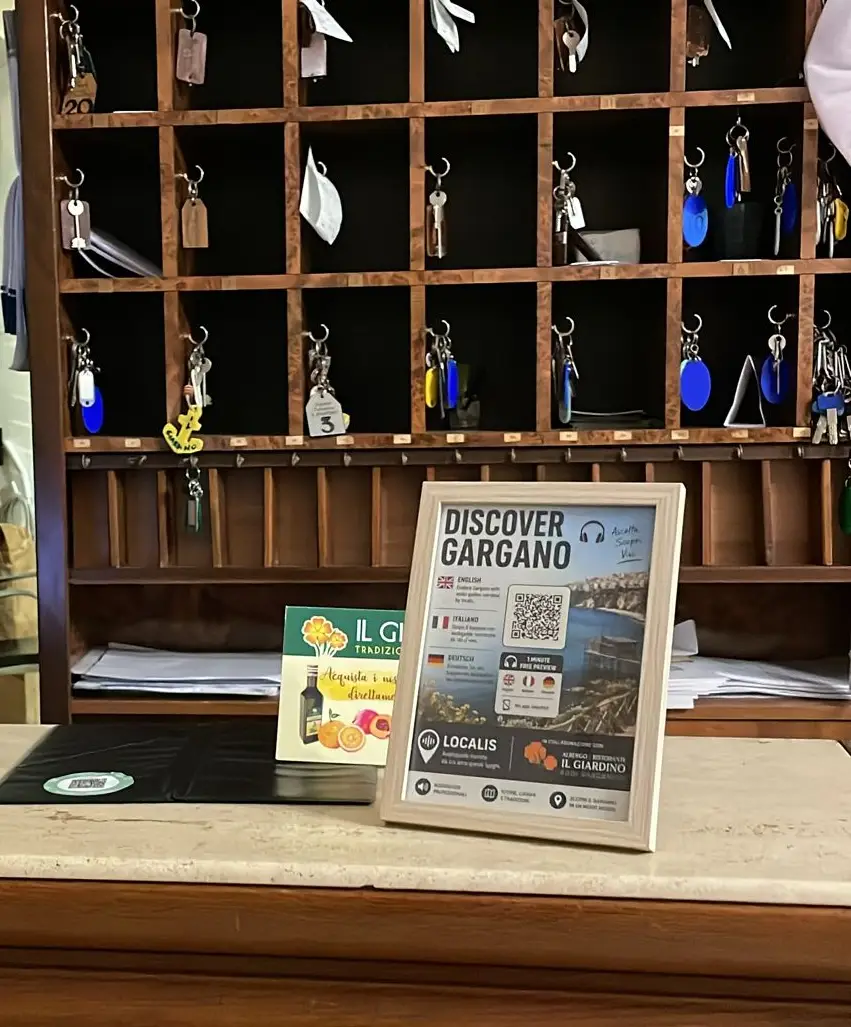 Una card QR Localis sul bancone dell'Albergo Il Giardino, nel Gargano
